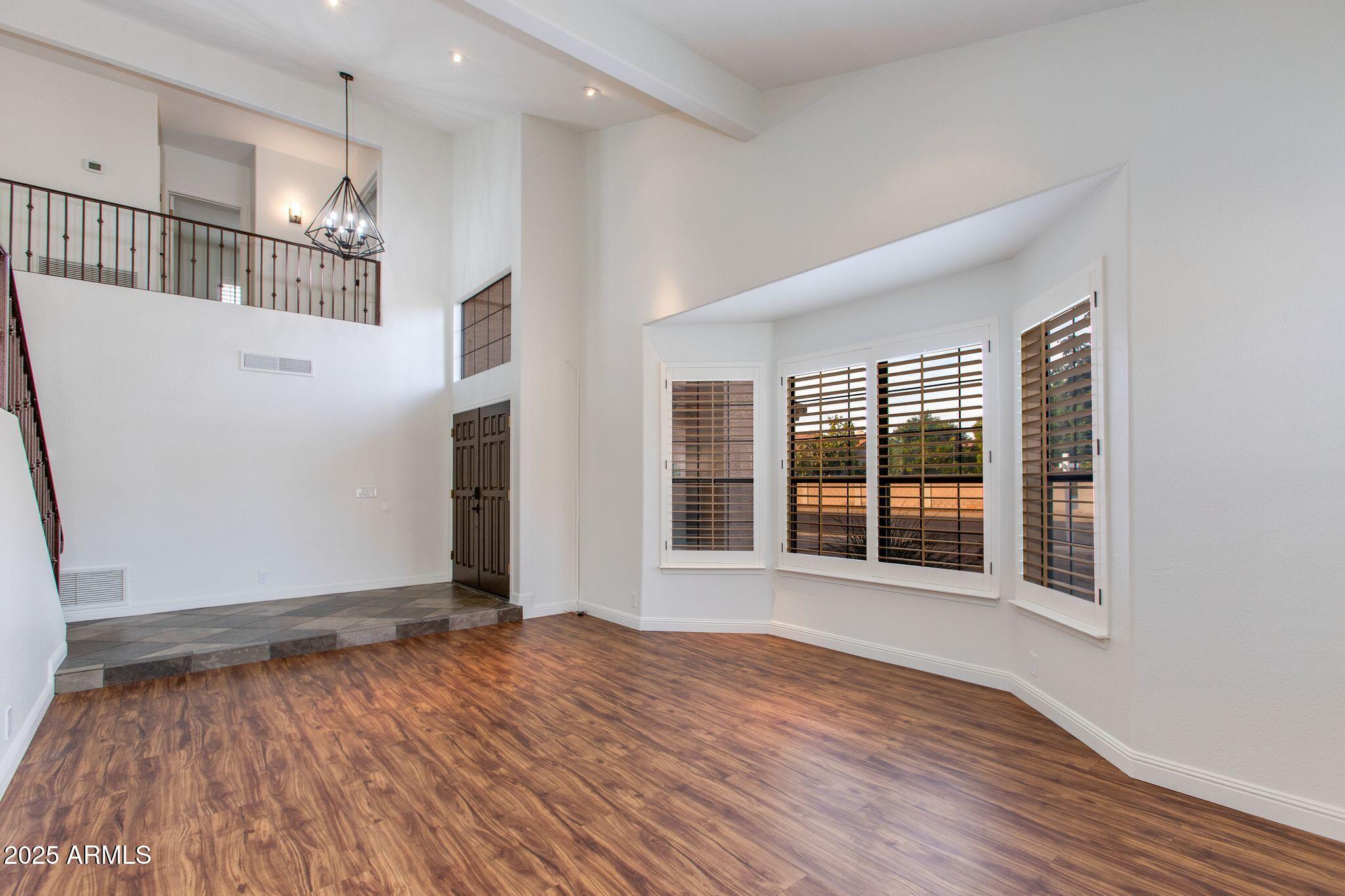 5513 E GROVERS Avenue