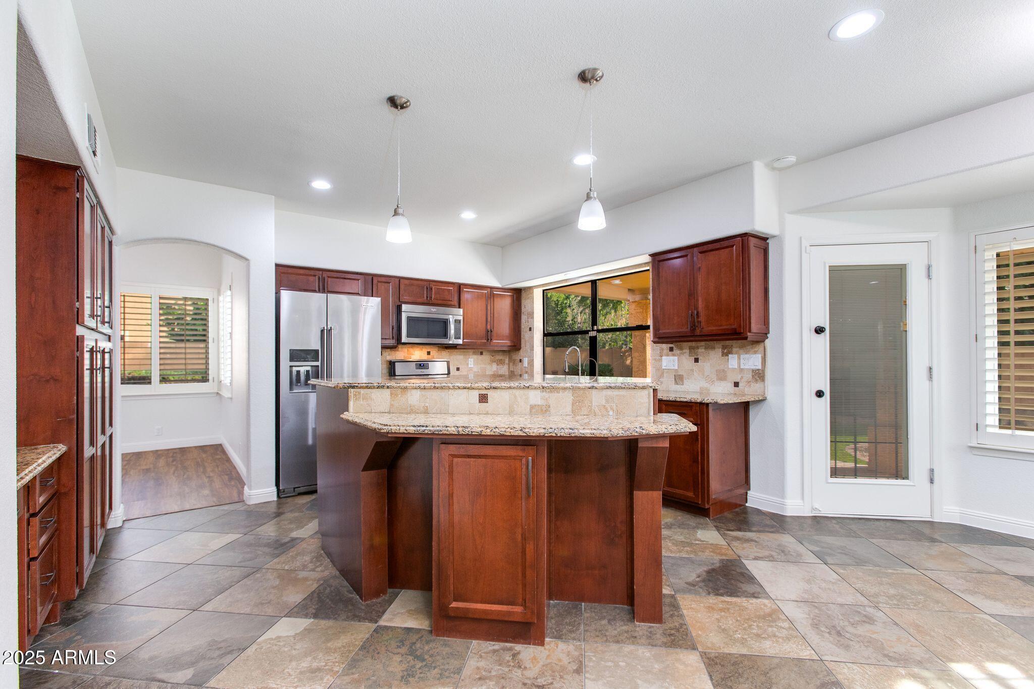 5513 E GROVERS Avenue