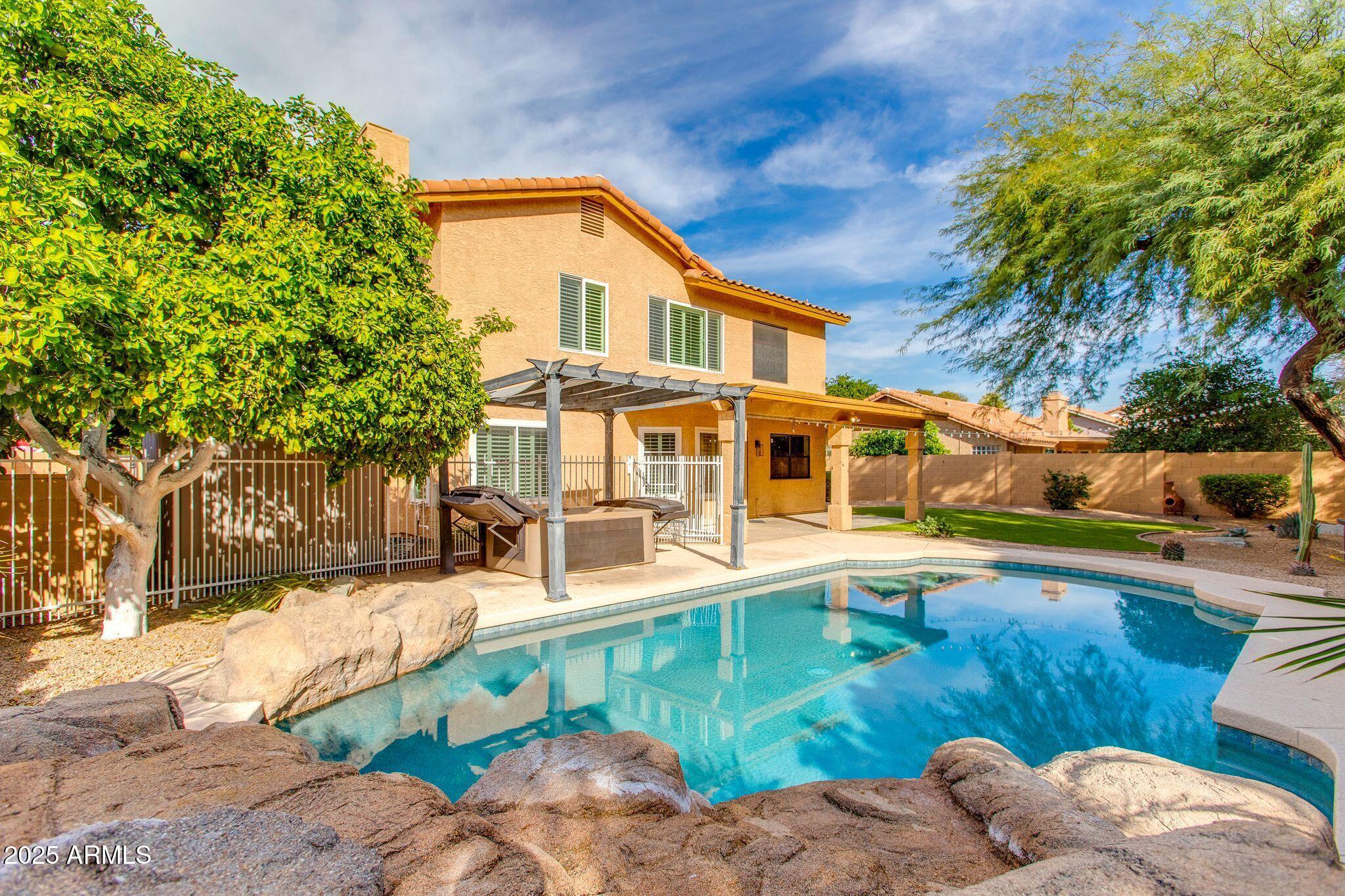 5513 E GROVERS Avenue