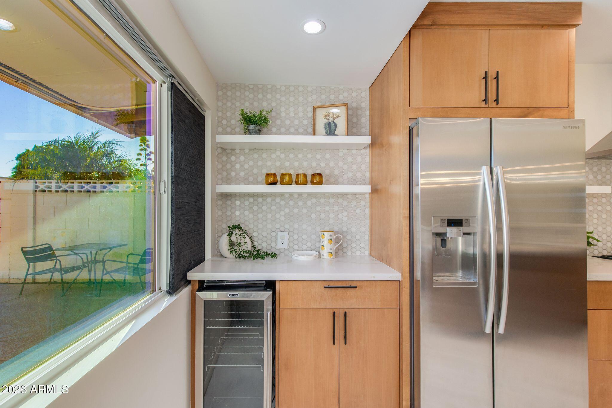 3715 E GLENROSA Avenue