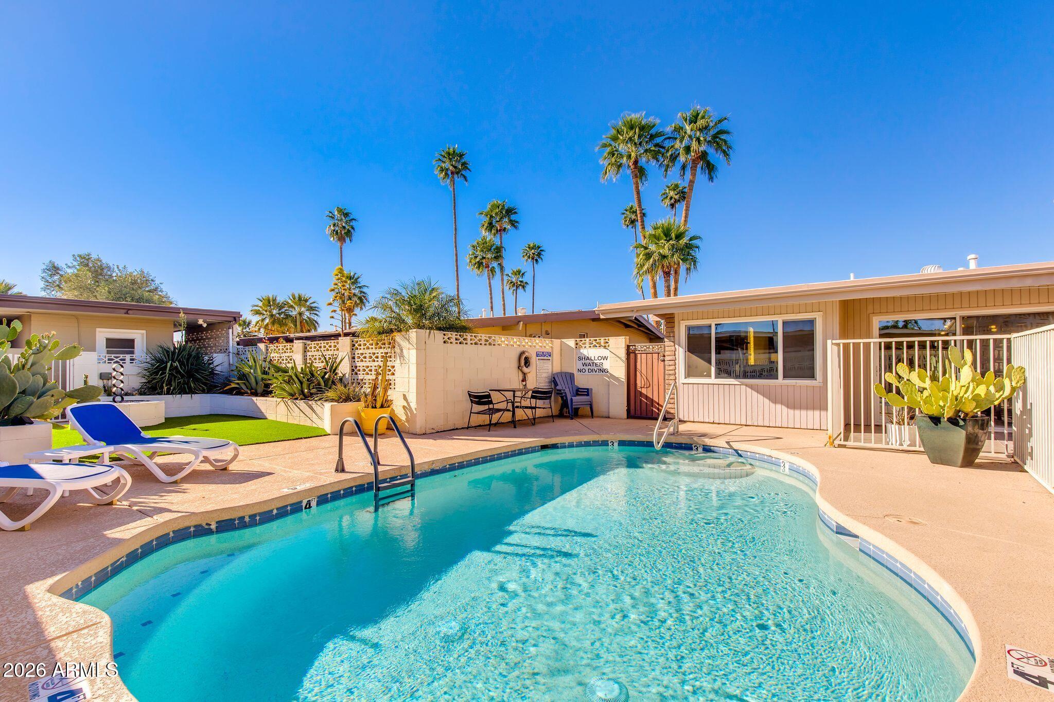 3715 E GLENROSA Avenue