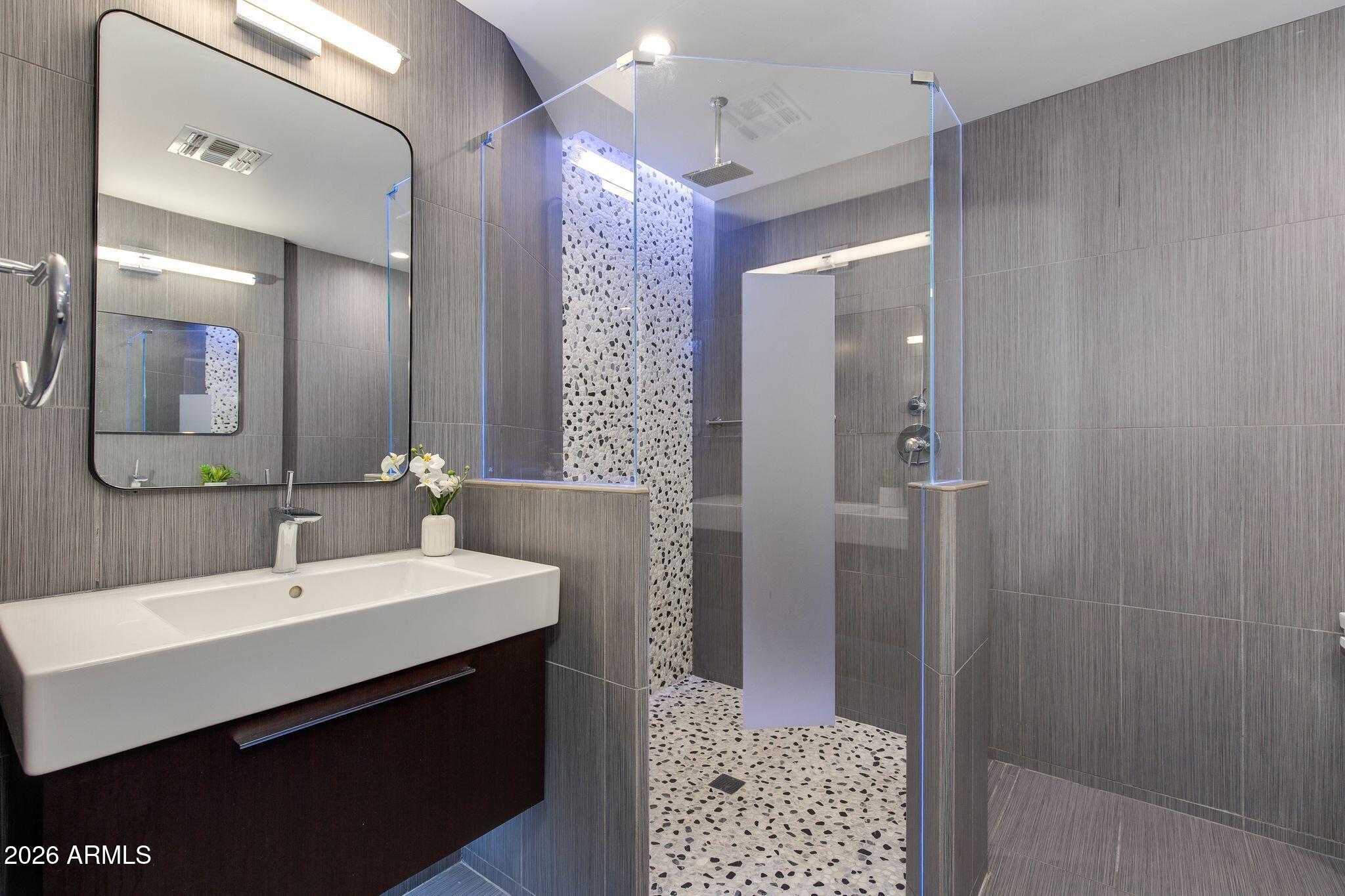 3715 E GLENROSA Avenue