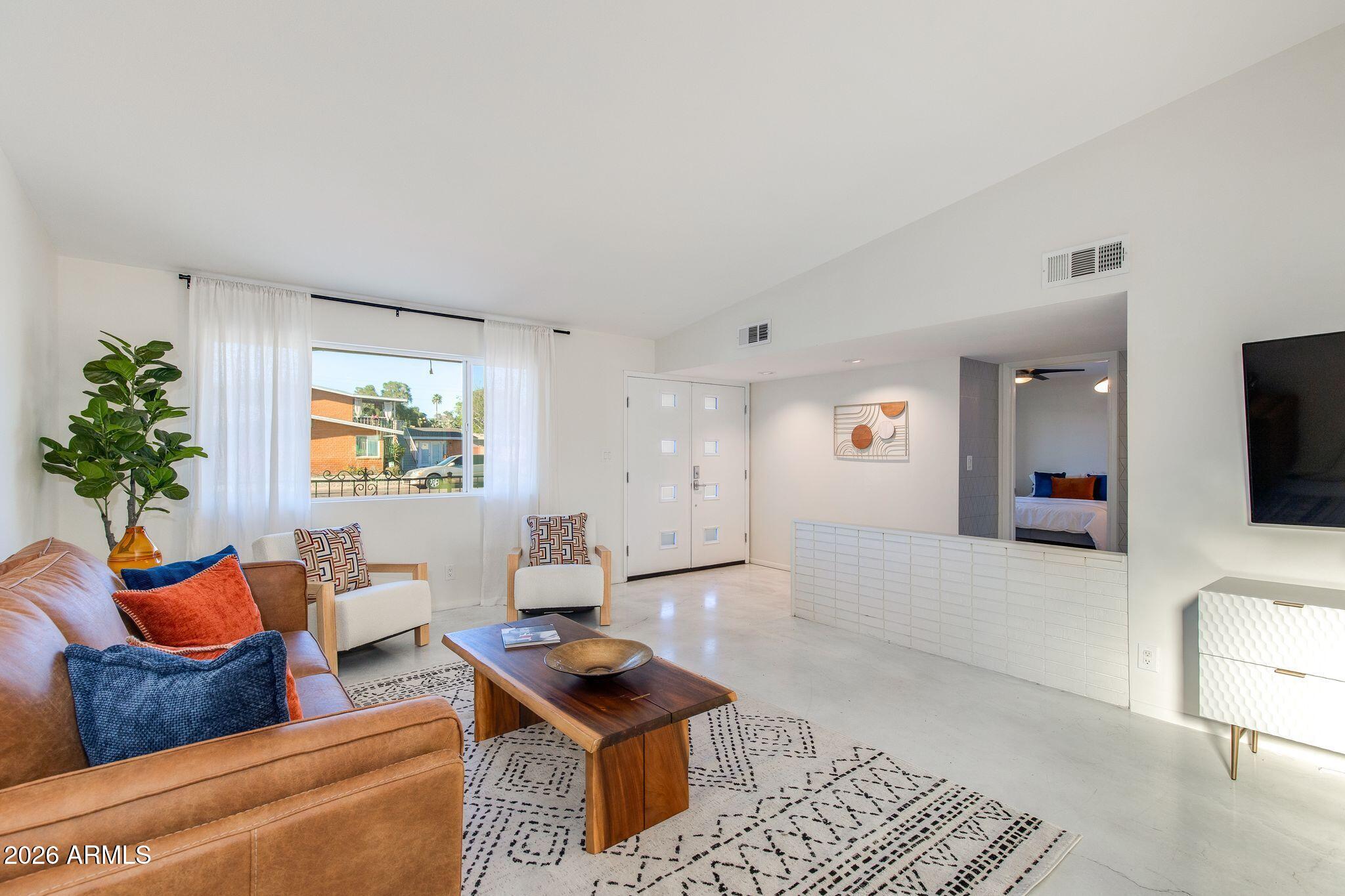 3715 E GLENROSA Avenue