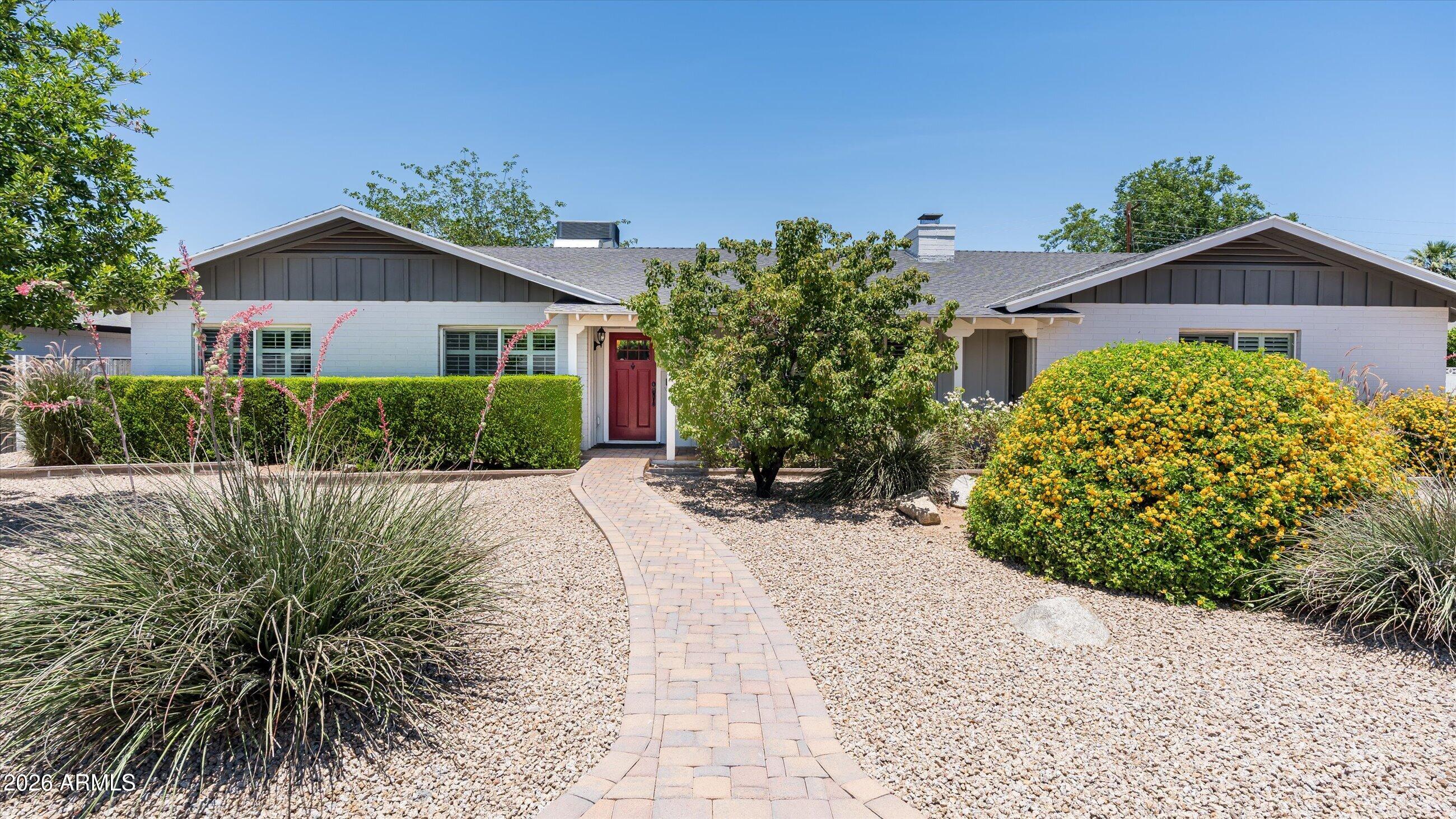 3252 E GLENROSA Avenue