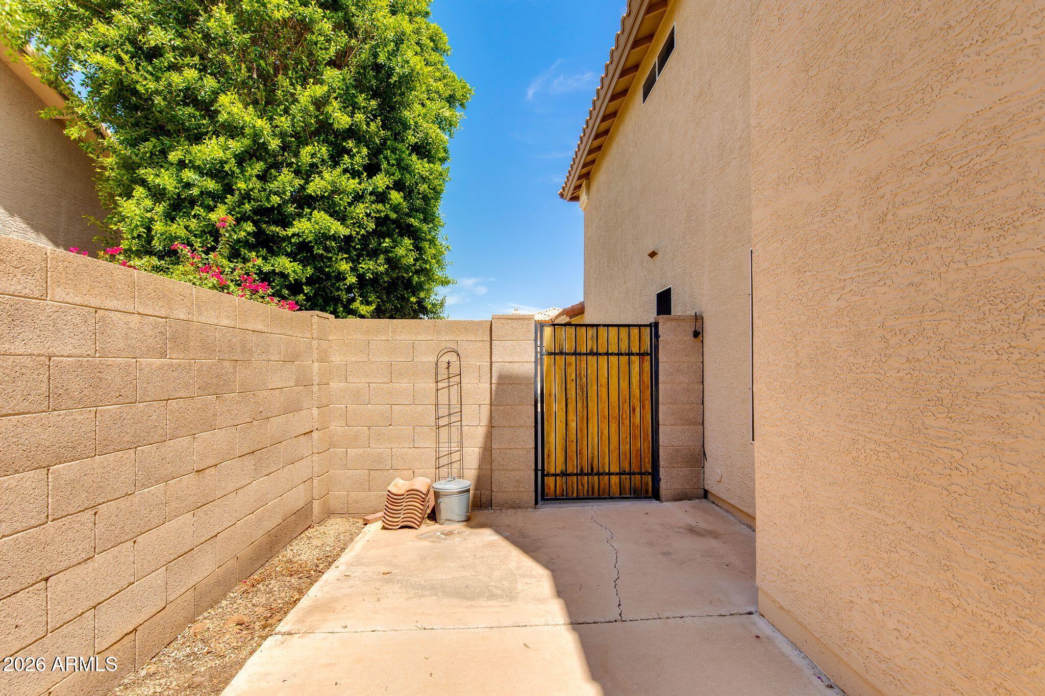 633 W NOPAL Avenue