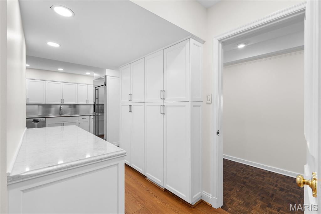 710 S Hanley Road Unit: 18B