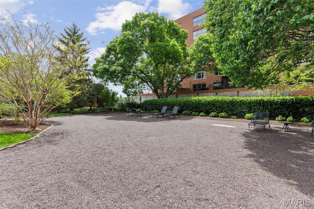 710 S Hanley Road Unit: 18B
