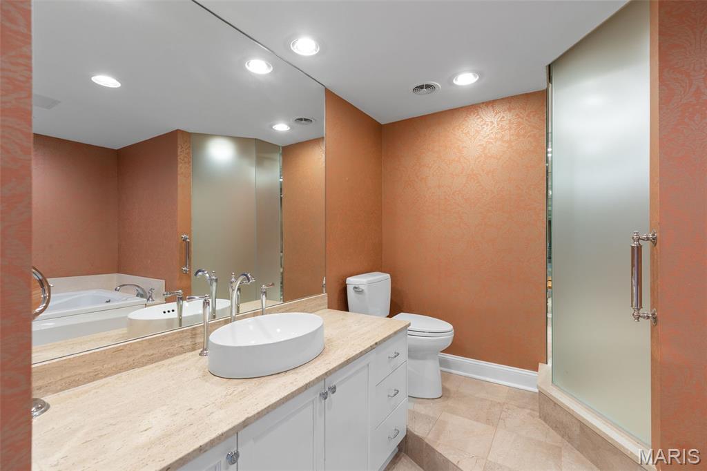 710 S Hanley Road Unit: 18B