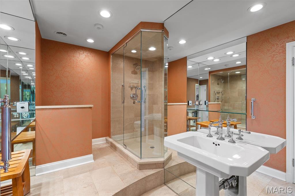 710 S Hanley Road Unit: 18B