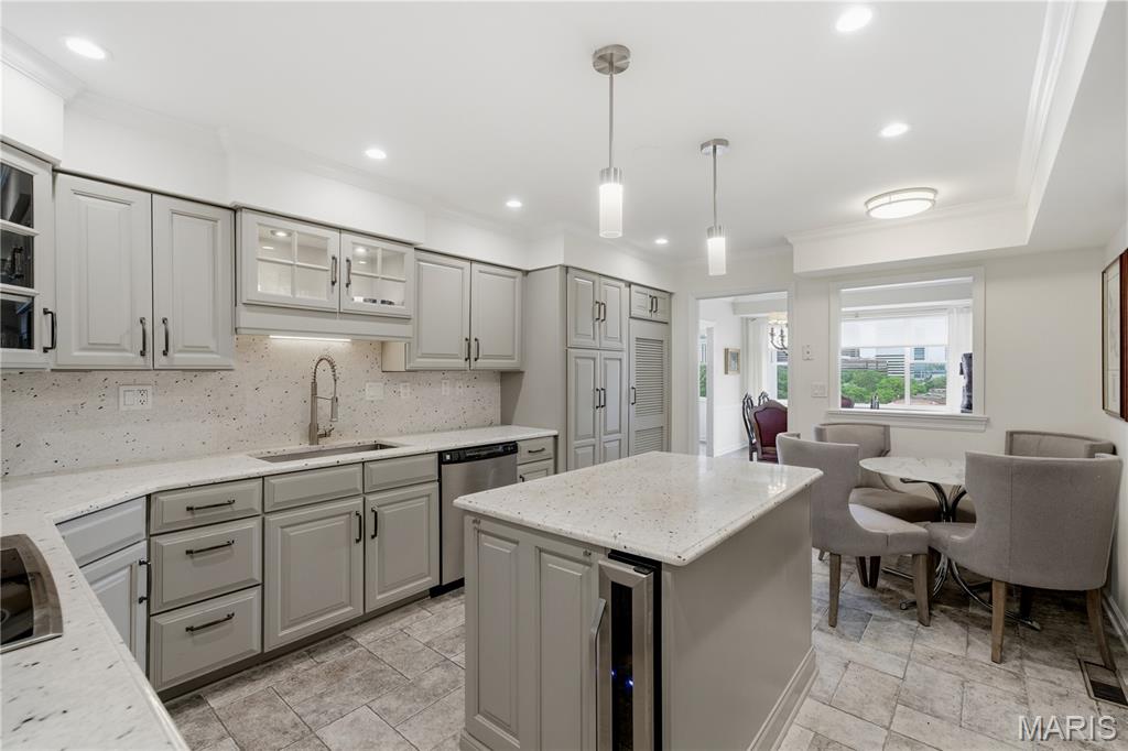 710 S Hanley Road Unit: 10B