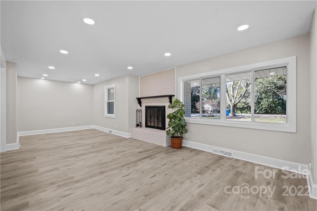 1405 Lakeview Drive