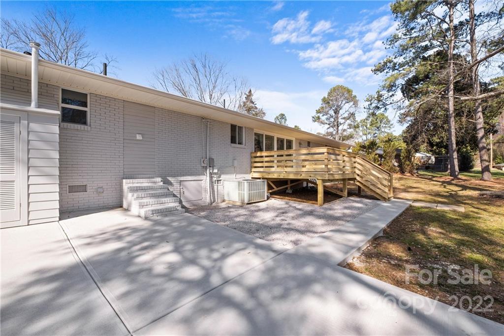 1405 Lakeview Drive