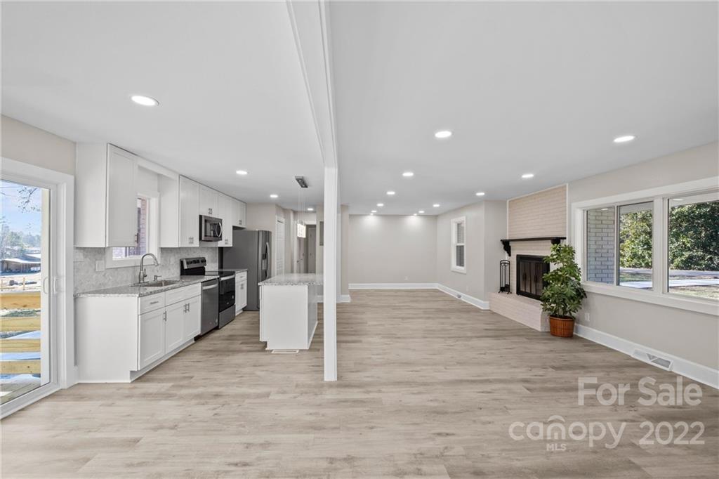1405 Lakeview Drive