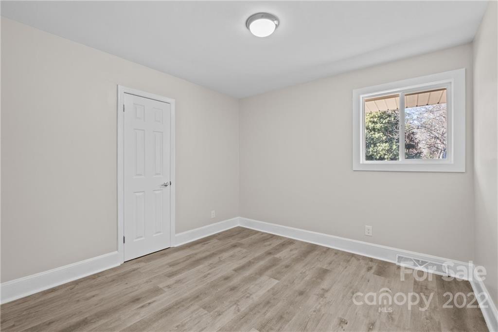 1405 Lakeview Drive