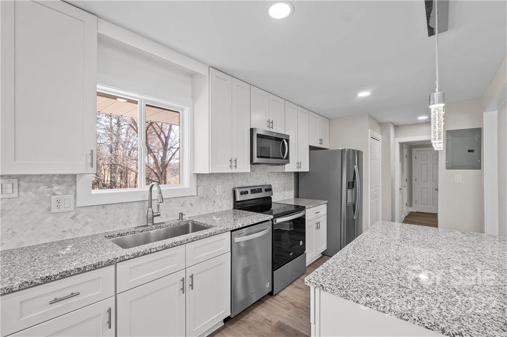 1405 Lakeview Drive