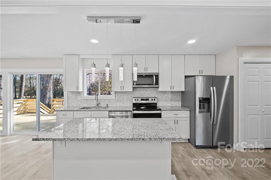 1405 Lakeview Drive