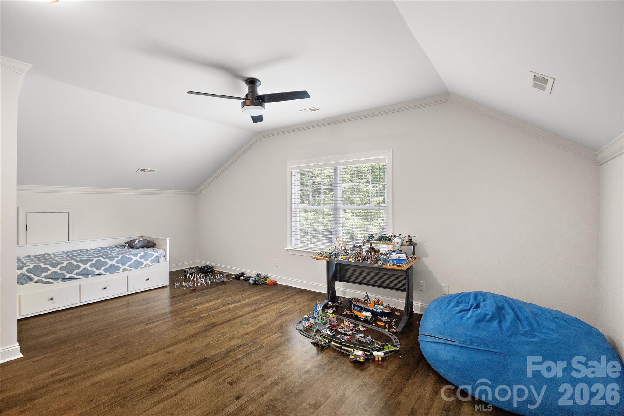1607 Crestgate Drive