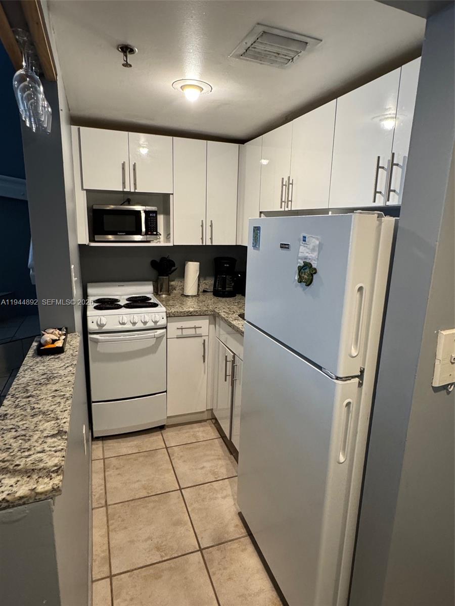 865 Collins Ave # 305