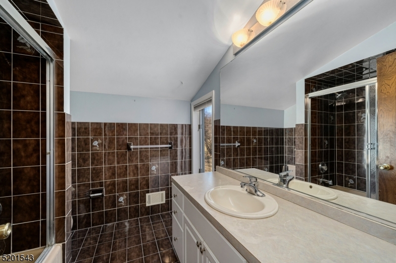 35 Meredith Dr