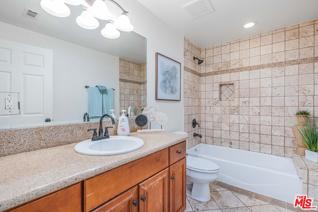 3718 S Barrington Ave