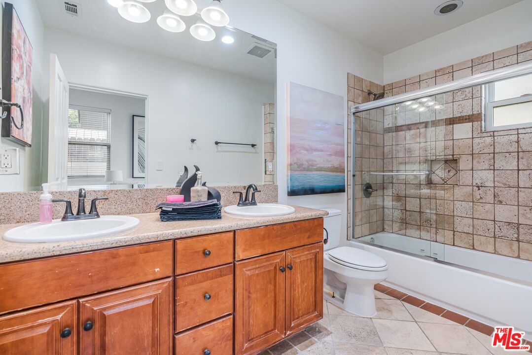 3718 S Barrington Ave