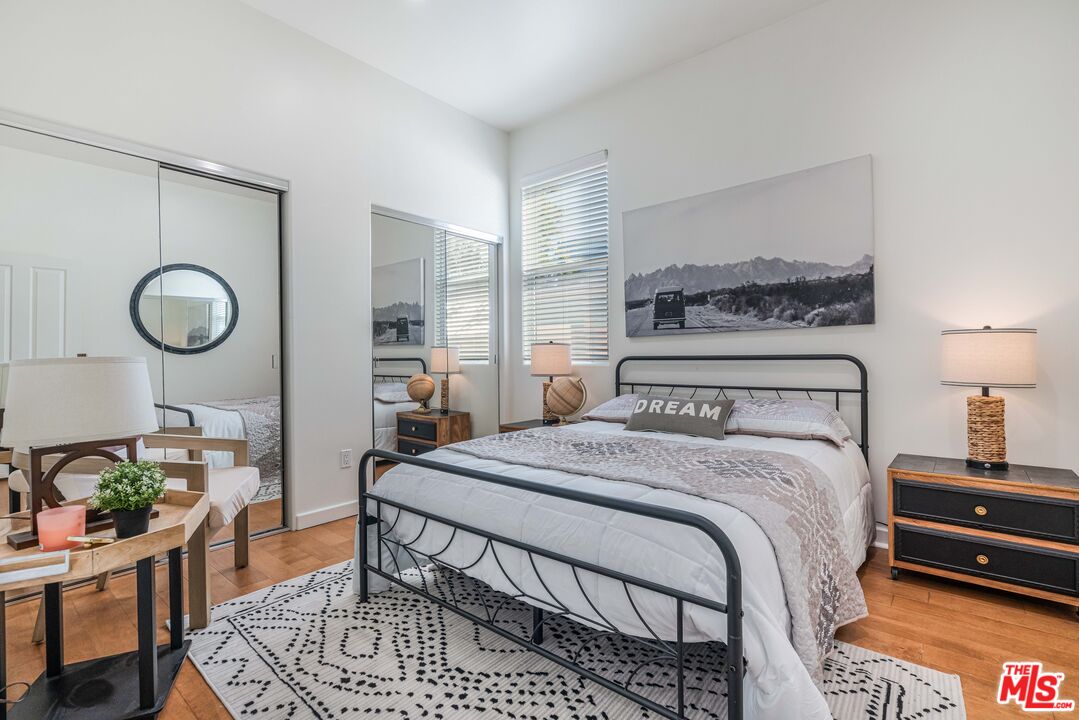 3718 S Barrington Ave