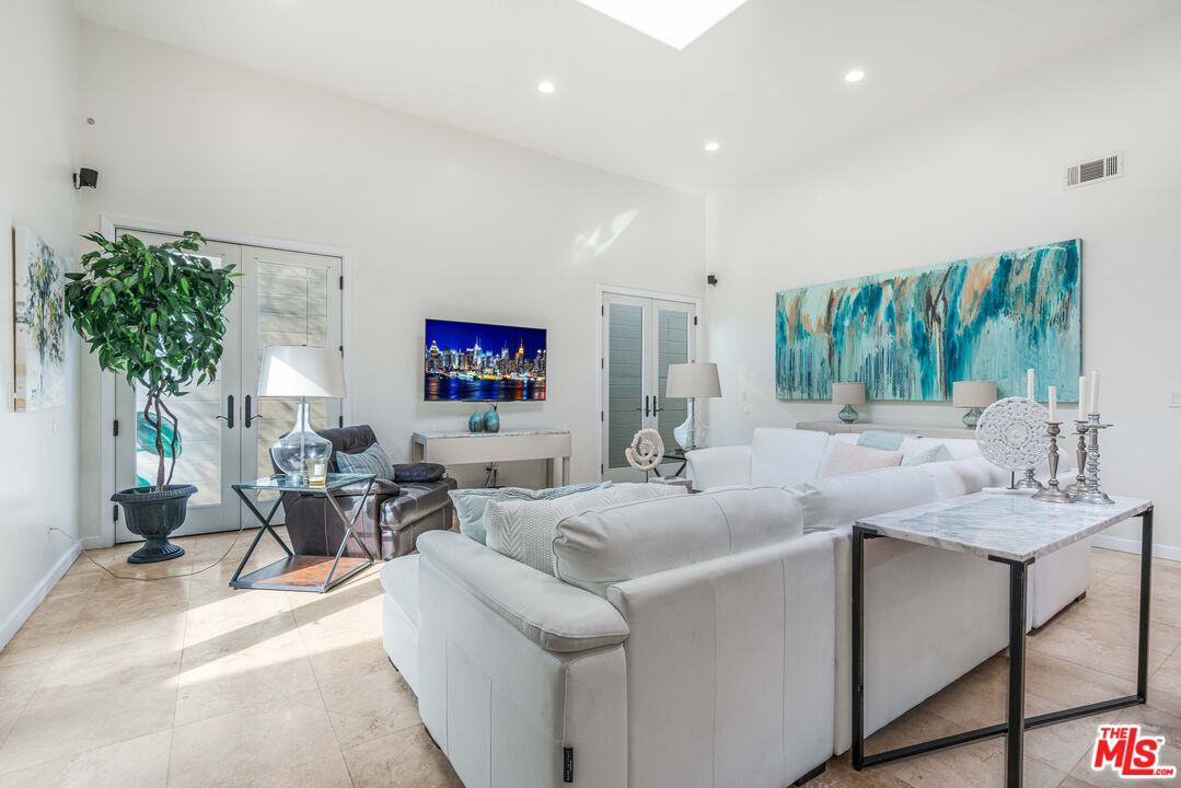 3718 S Barrington Ave