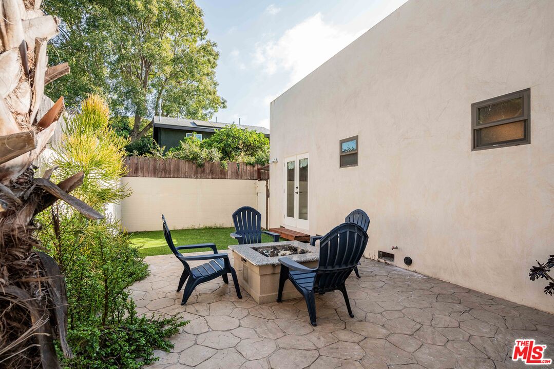 3718 S Barrington Ave