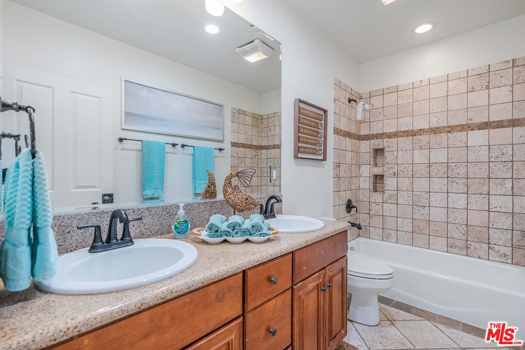 3718 S Barrington Ave