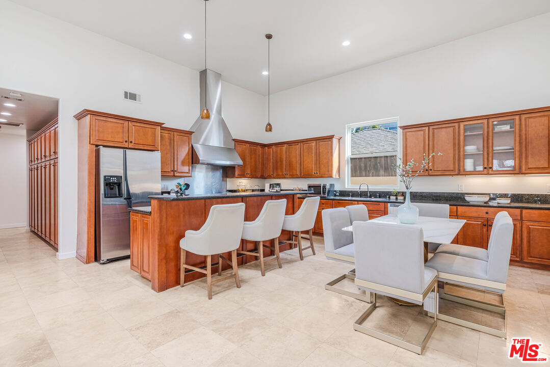 3718 S Barrington Ave