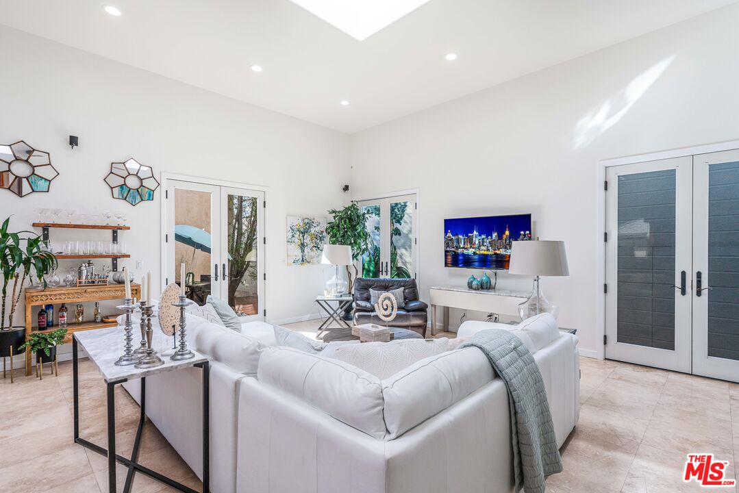 3718 S Barrington Ave