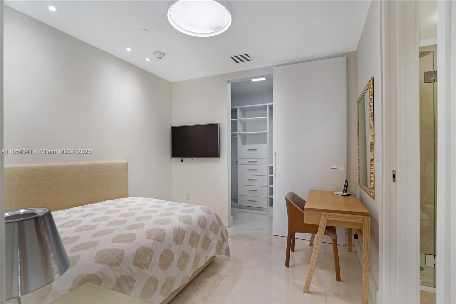 17475 Collins Ave # 601