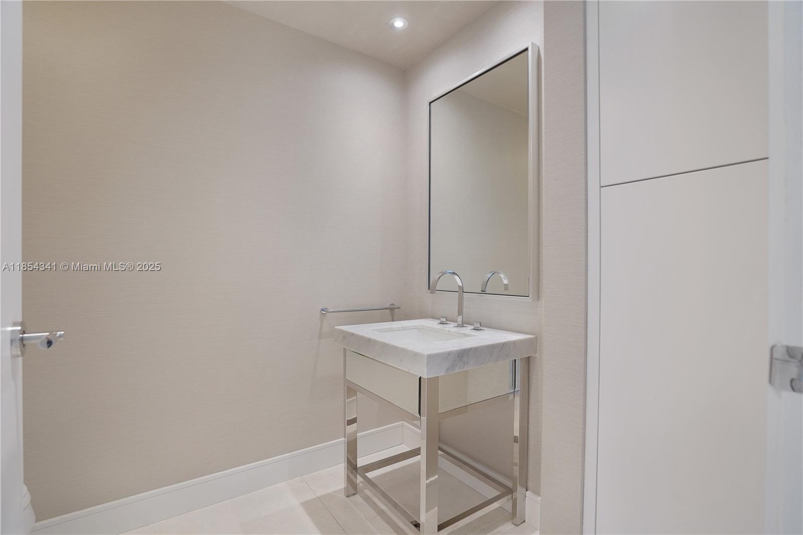 17475 Collins Ave # 601