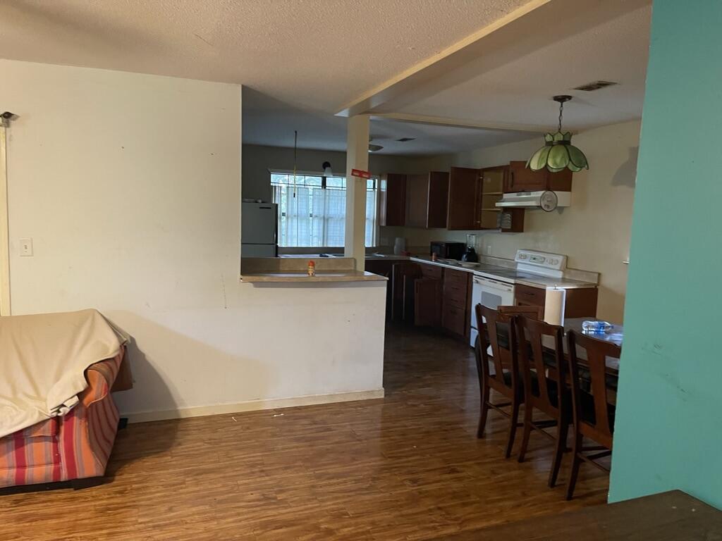 1569 N County Hwy 393