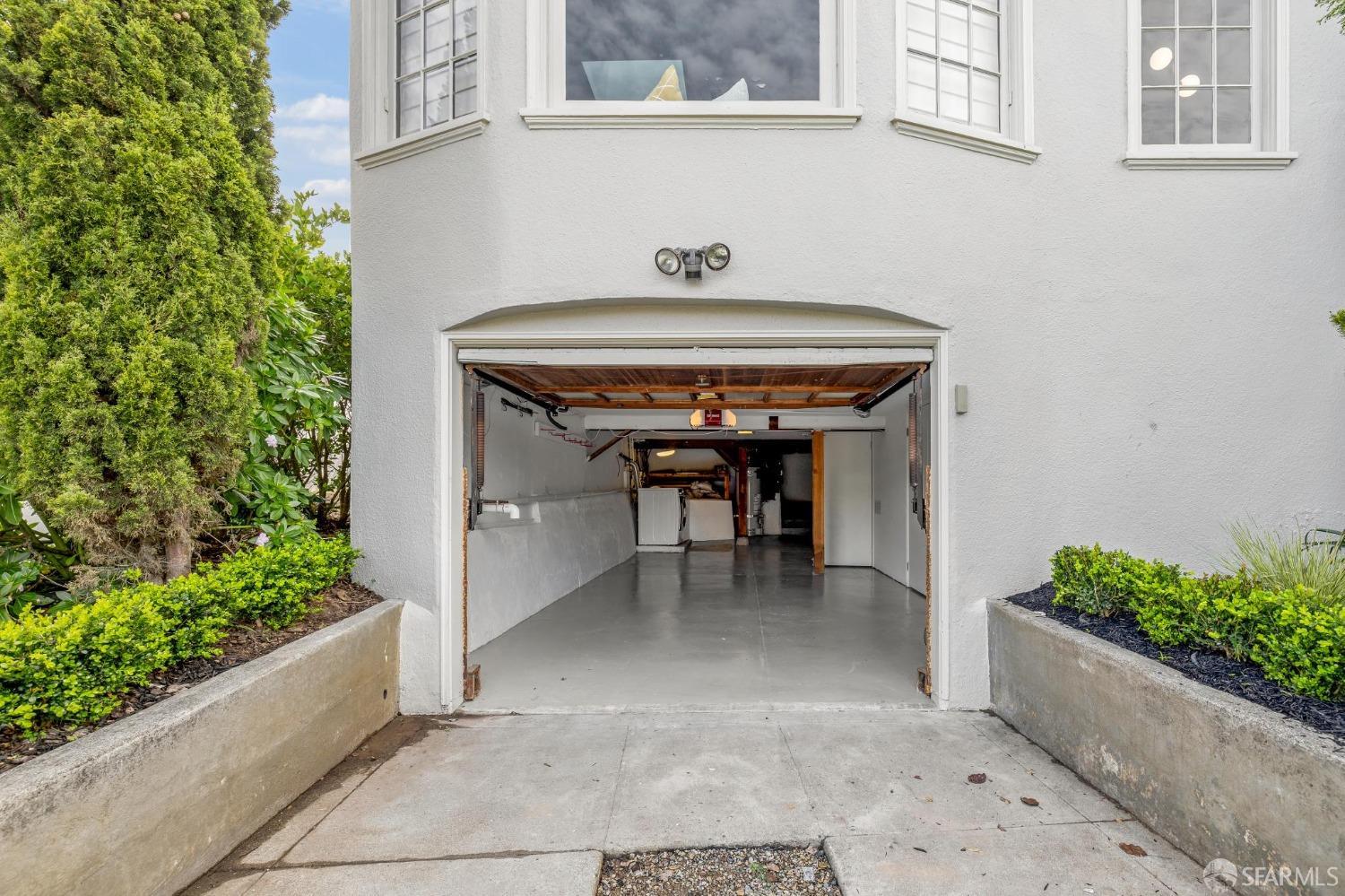 698 Victoria Street