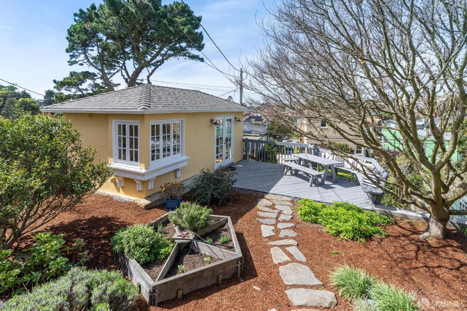 875 Head Street