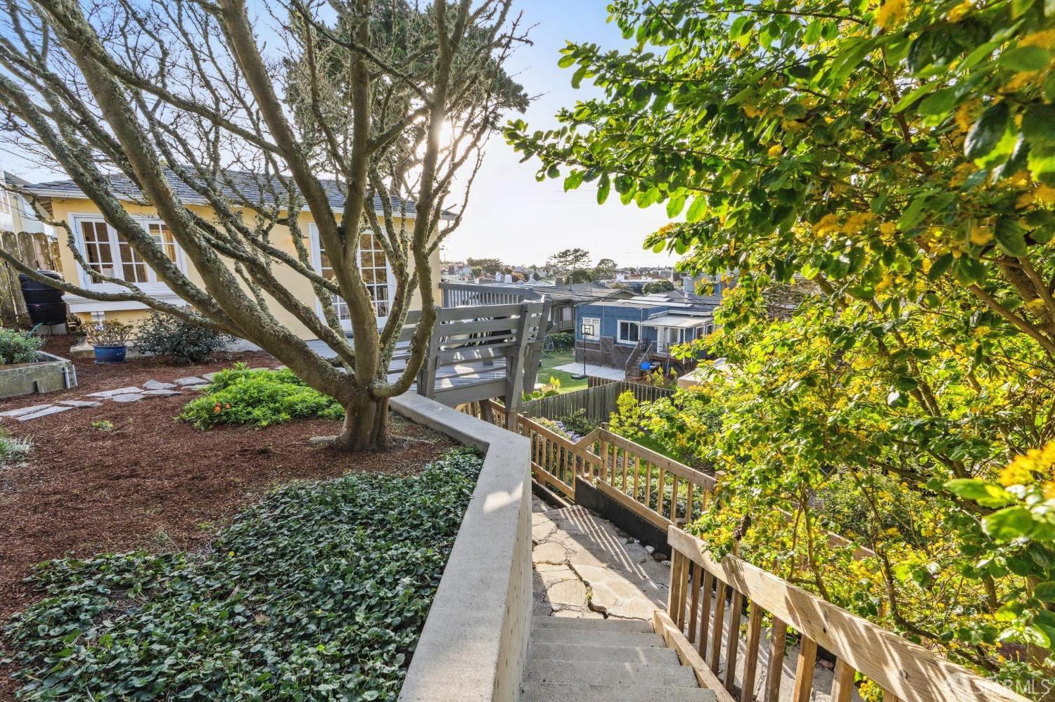 875 Head Street