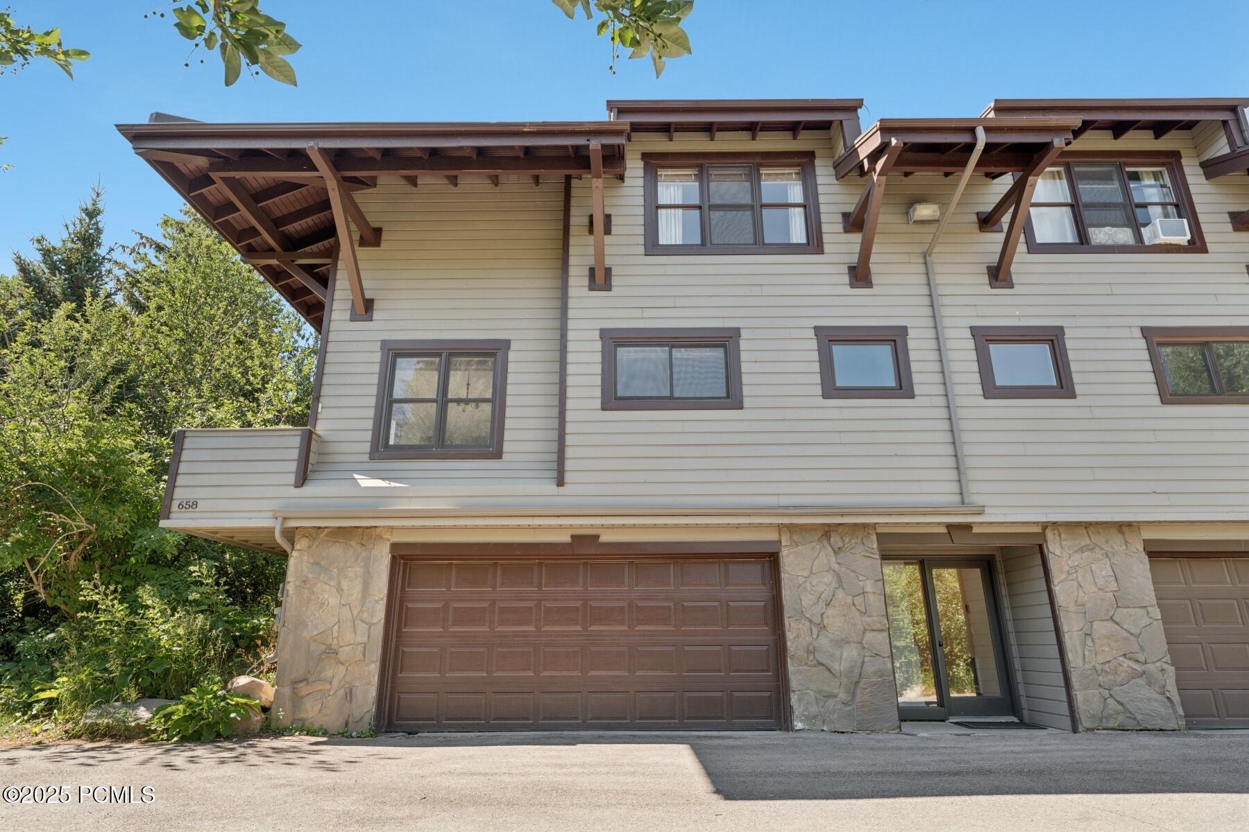 658 Rossie Hill Drive, 3