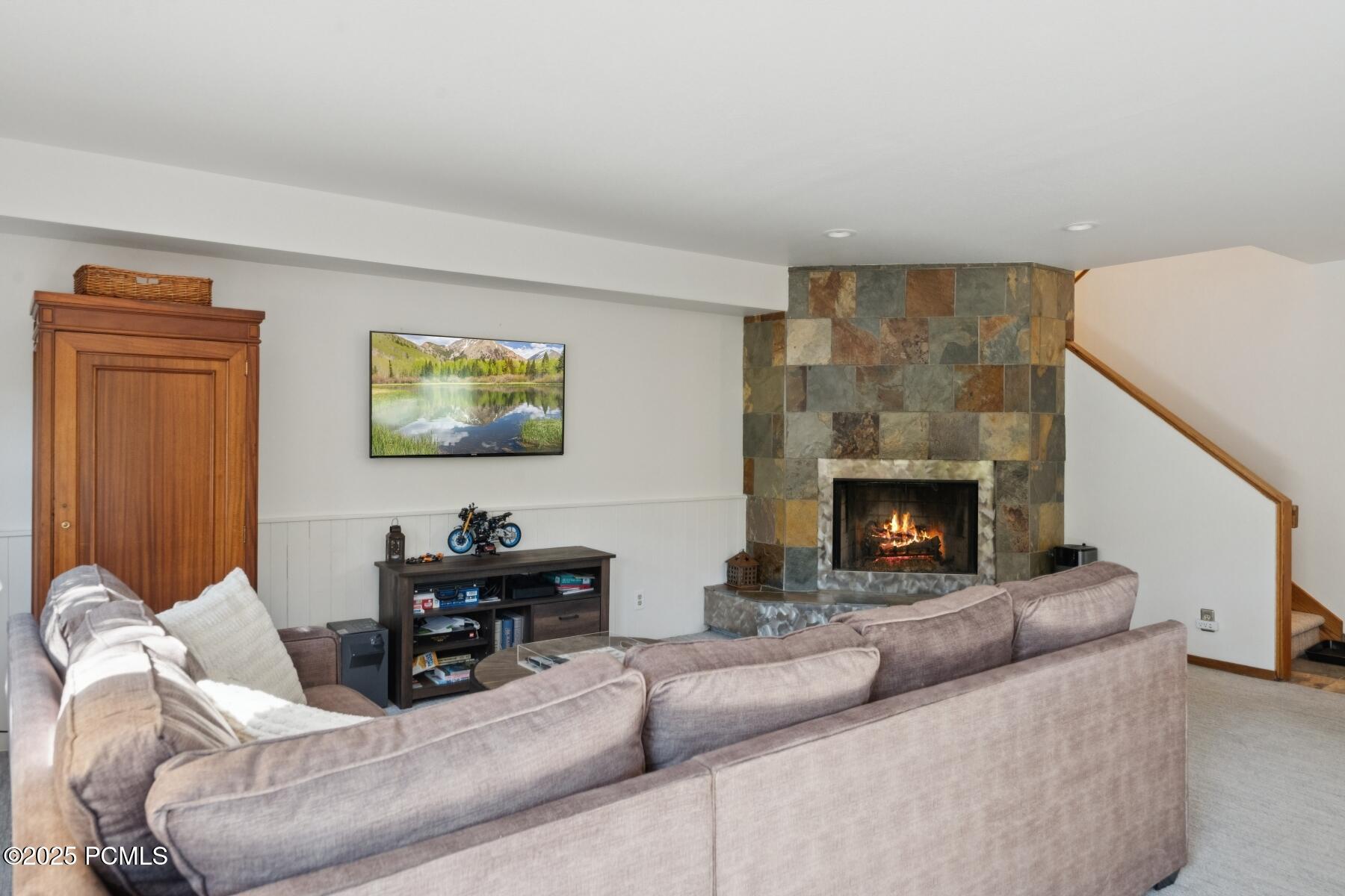 658 Rossie Hill Drive, 3