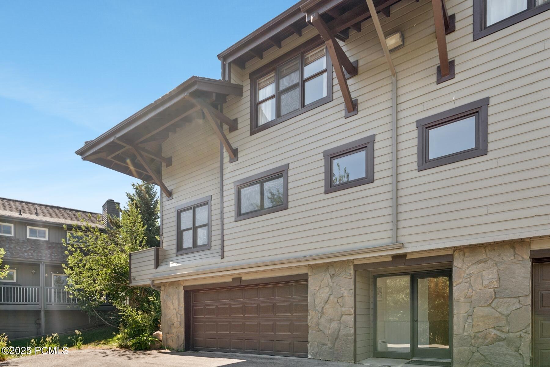 658 Rossie Hill Drive, 3