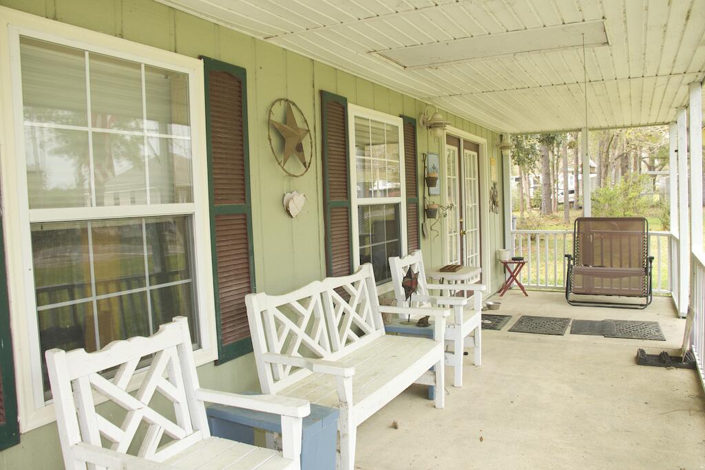 686 Paradise Island Drive, DeFuniak Springs