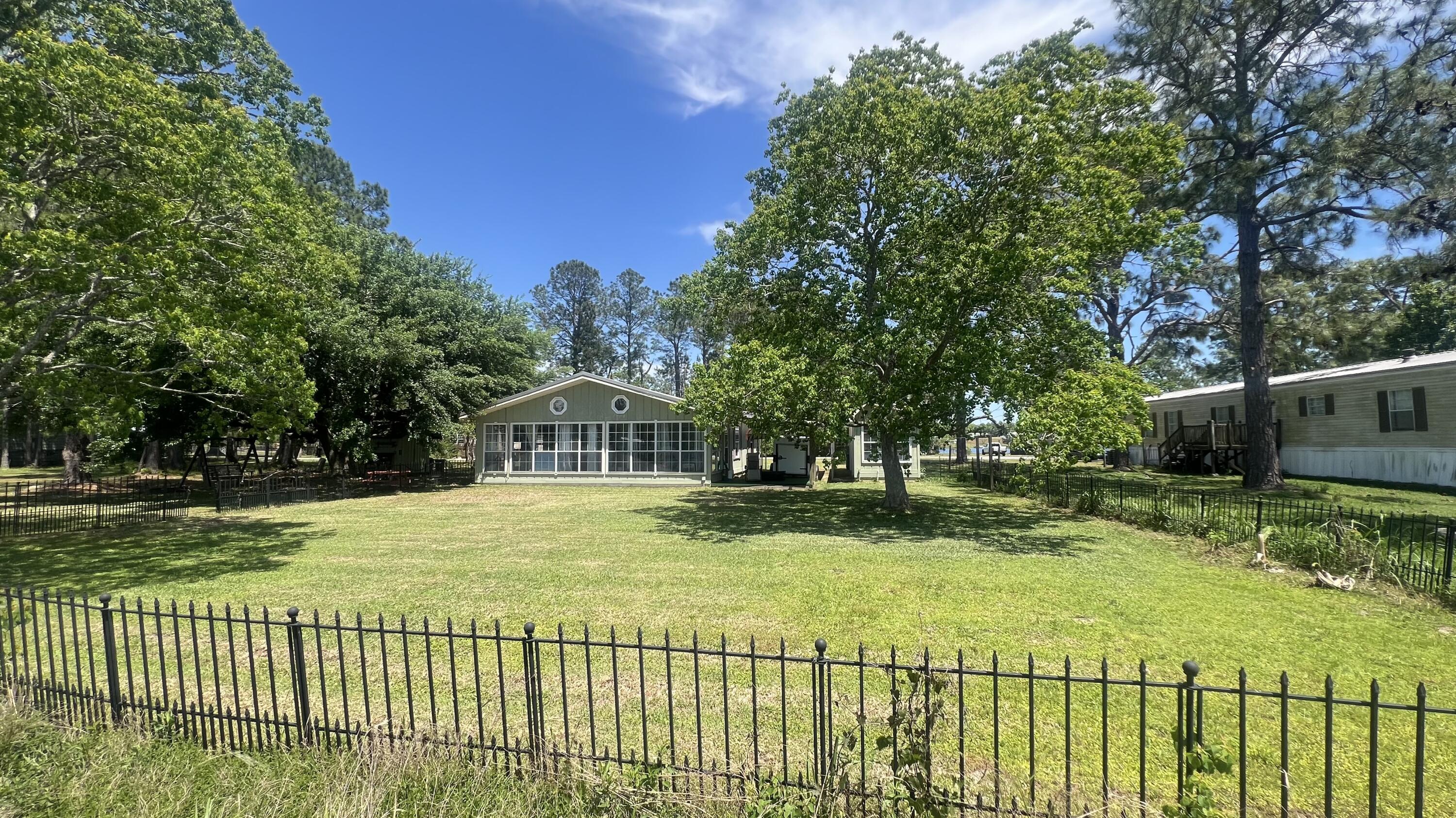 686 Paradise Island Drive, DeFuniak Springs
