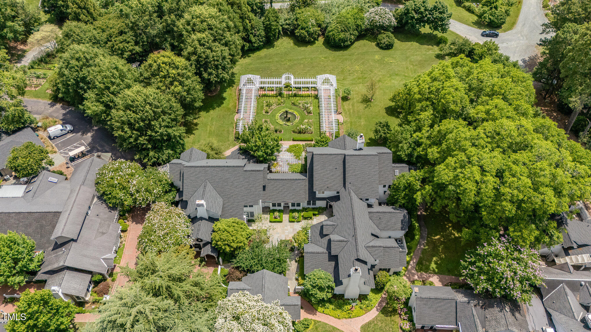 384 Lyndfield Cl W