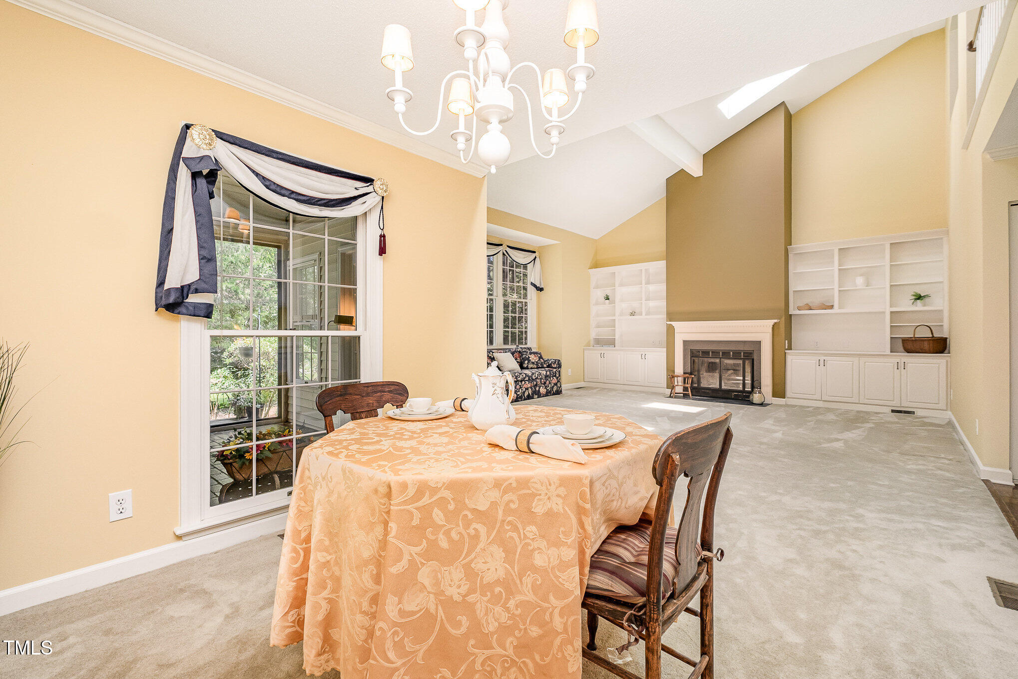 384 Lyndfield Cl W