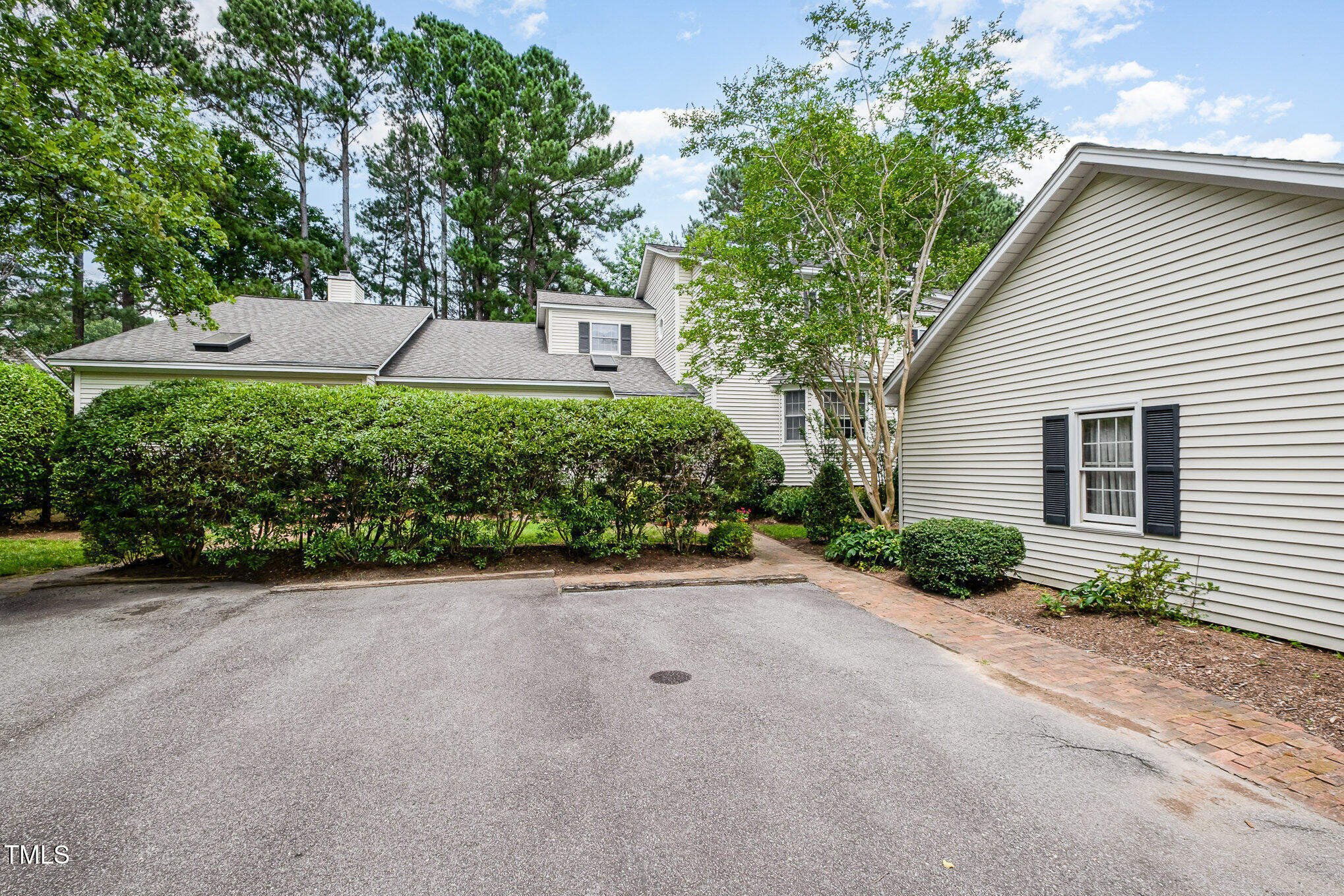 384 Lyndfield Cl W