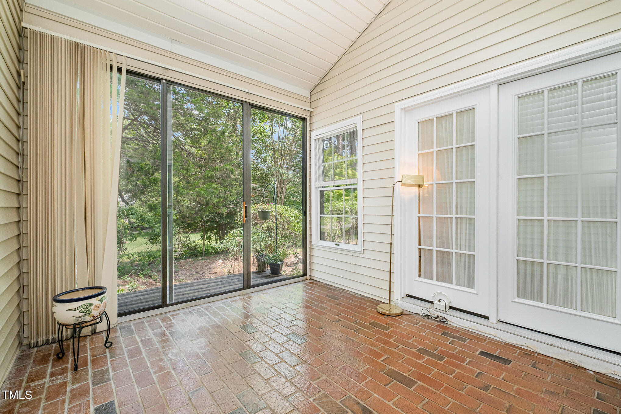 384 Lyndfield Cl W