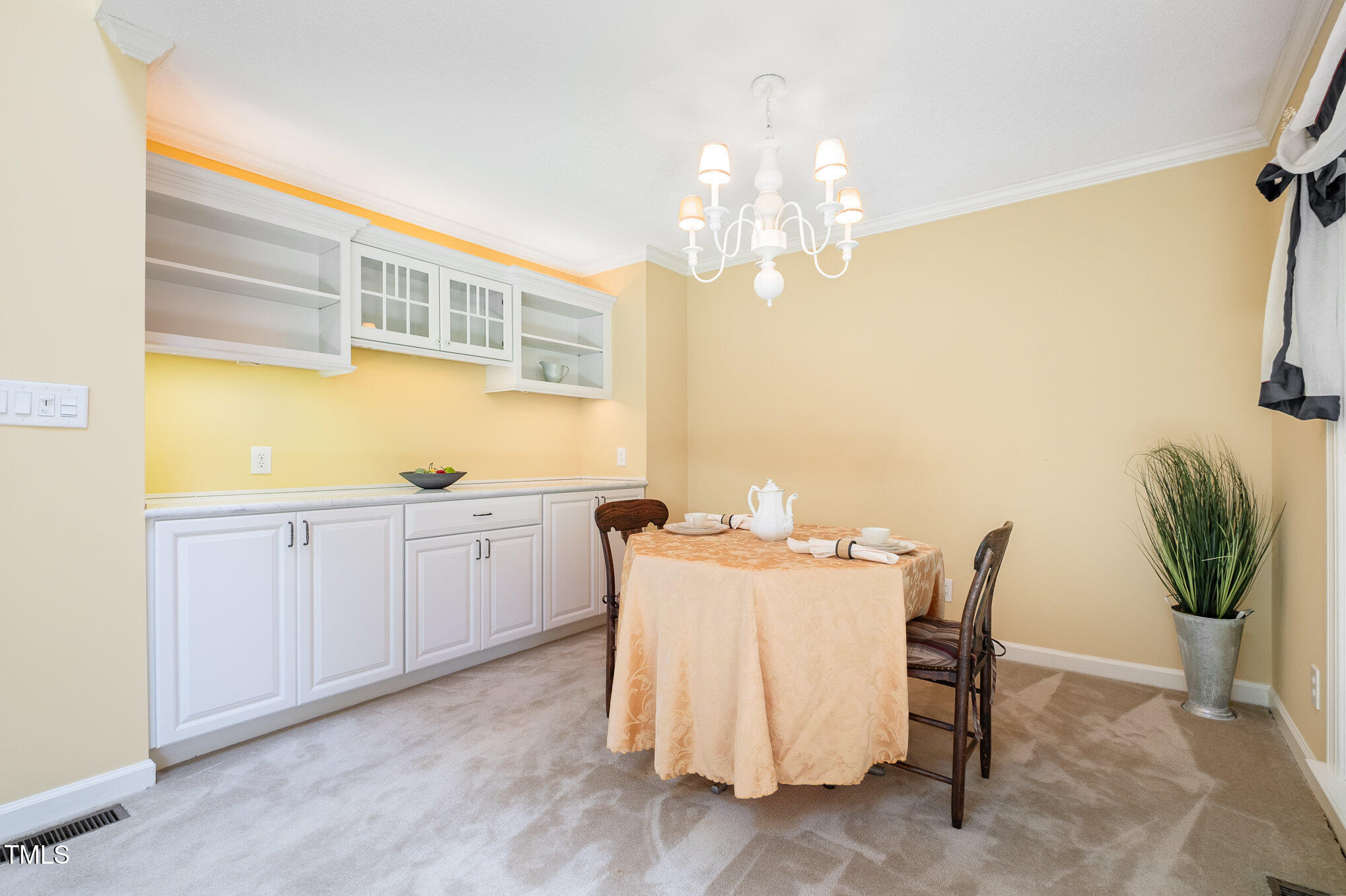 384 Lyndfield Cl W