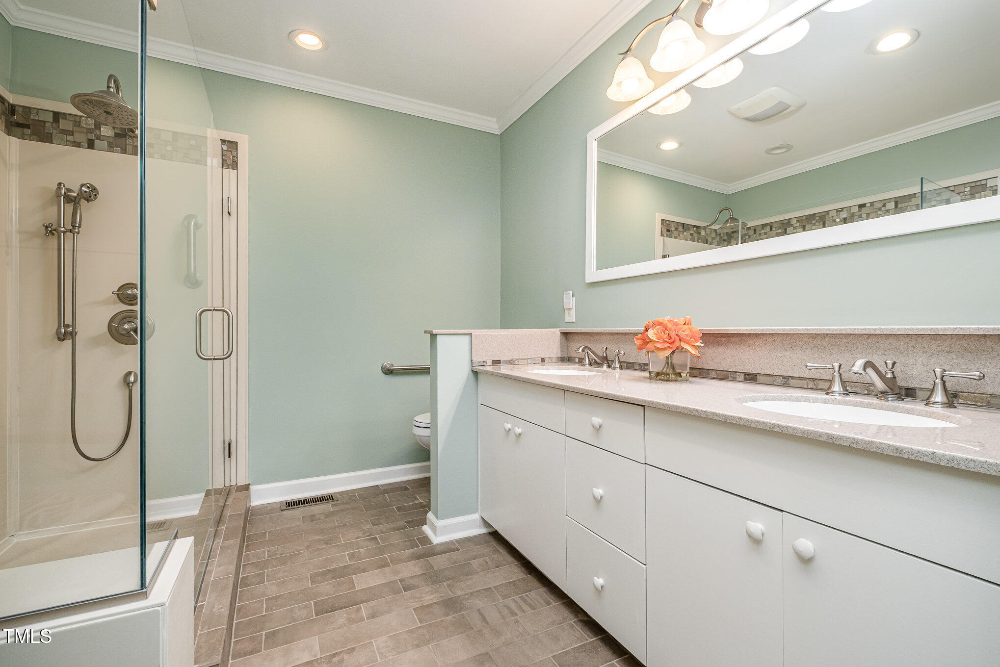 384 Lyndfield Cl W