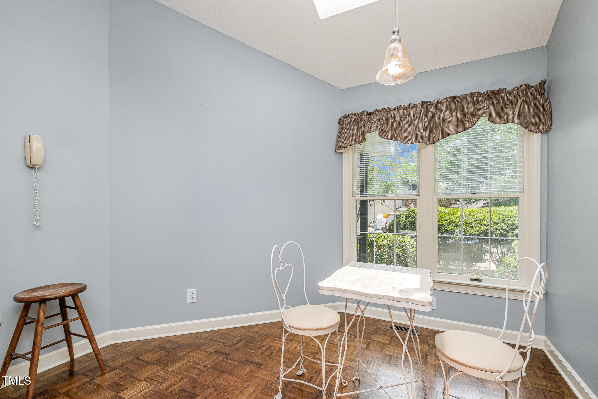 384 Lyndfield Cl W