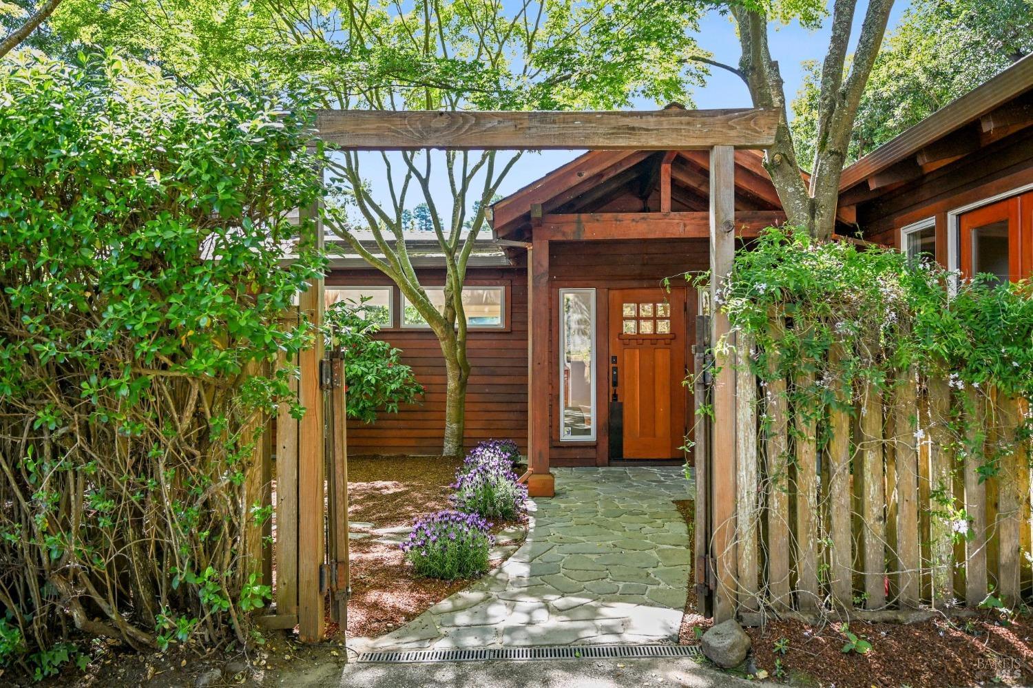 469 Live Oak Dr